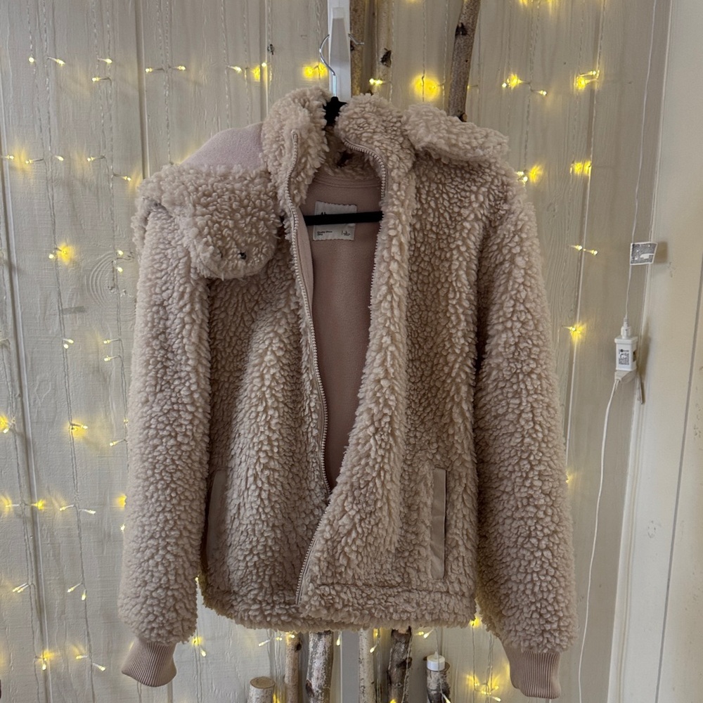 Cozy Sherpa Zip-Up Jacket in Beige